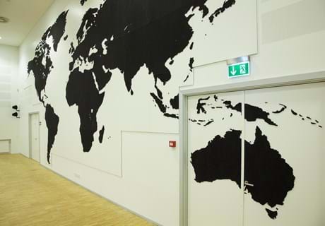 fraster, filt, opklæbning, akustik, uld filt, inspiration, design, indretning, filttavle, udsmykning, opklæbet filt, filt på væg, limet filt, vægfilt, filtfarve, dekoration